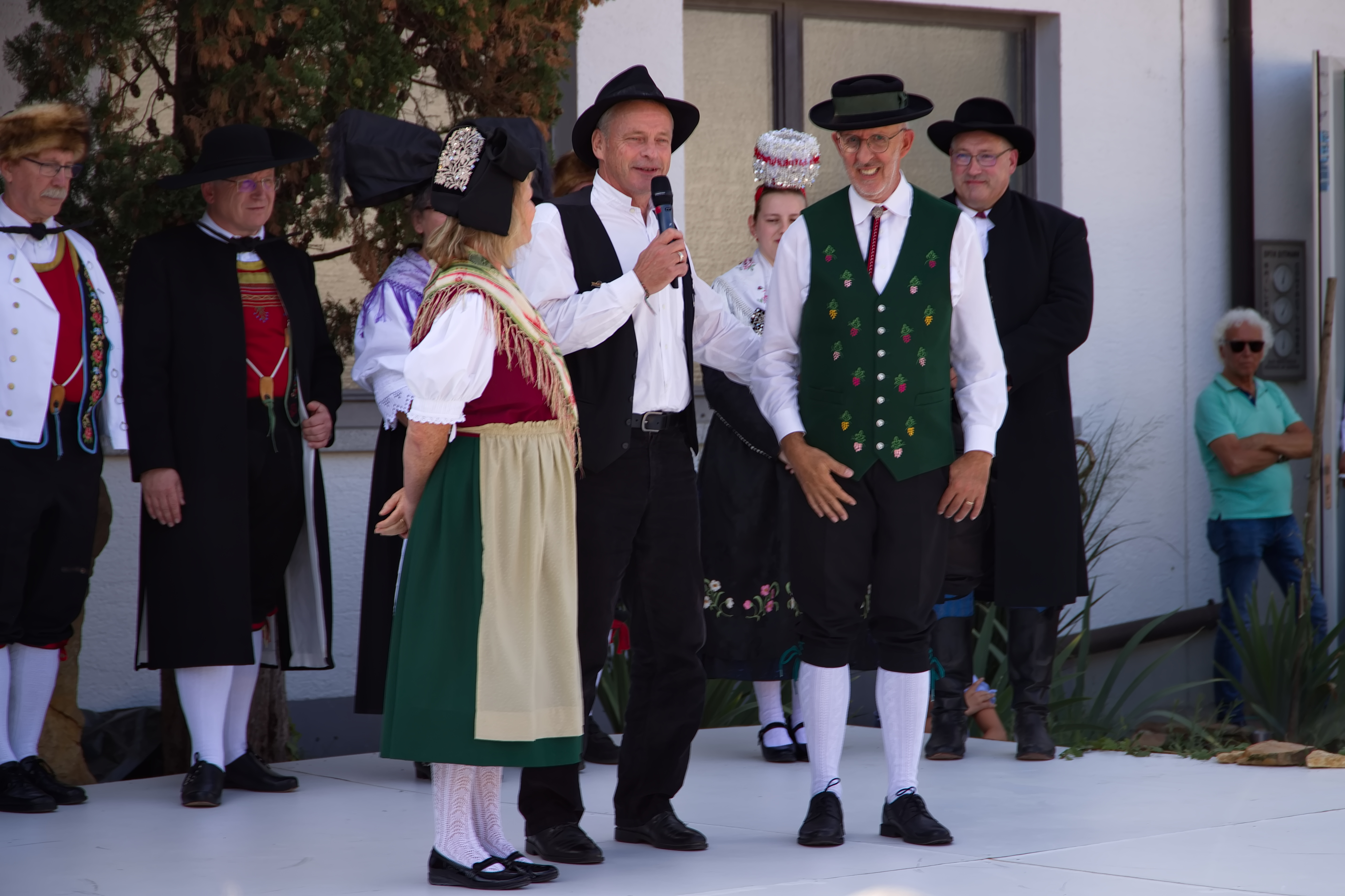 Dieter Hahn präsentiert die Pfaffenweilerer Tracht (Foto: T. Falk)