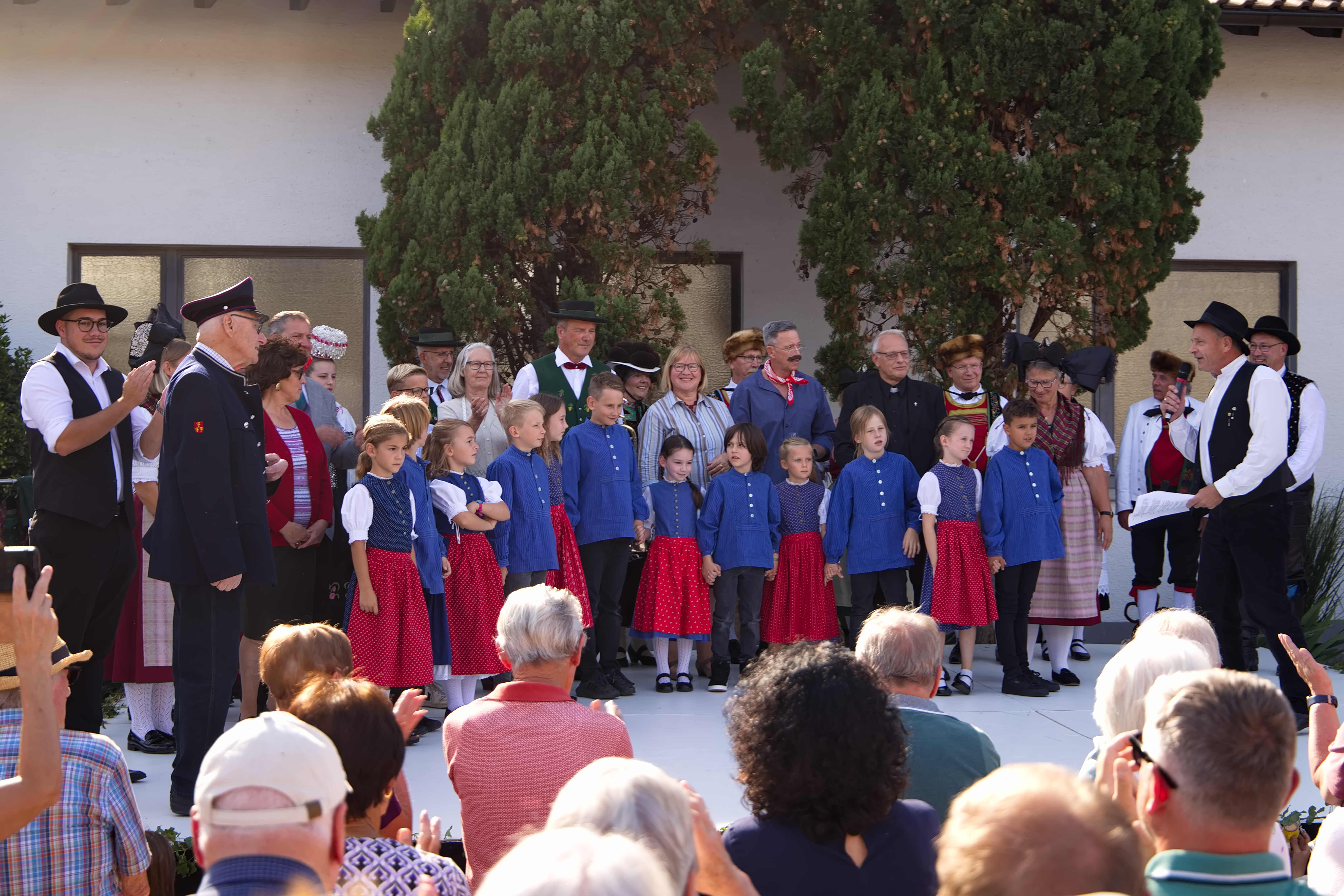 Brauchtumsschau &mdash; Die ganze Truppe (Foto: T. Falk)