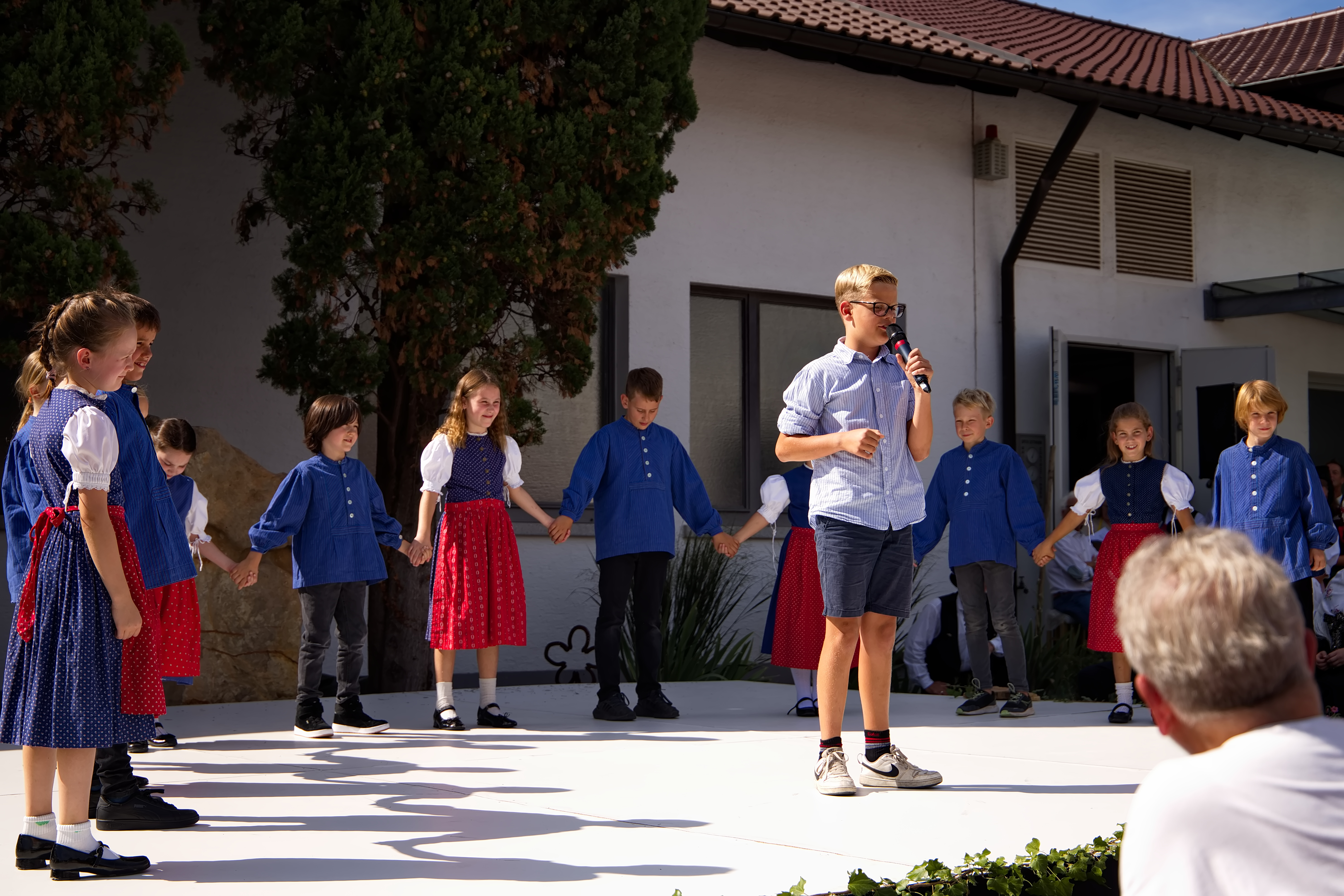 Fabian Beck präsentiert freche Sprüche in Mundart (Foto: T. Falk)