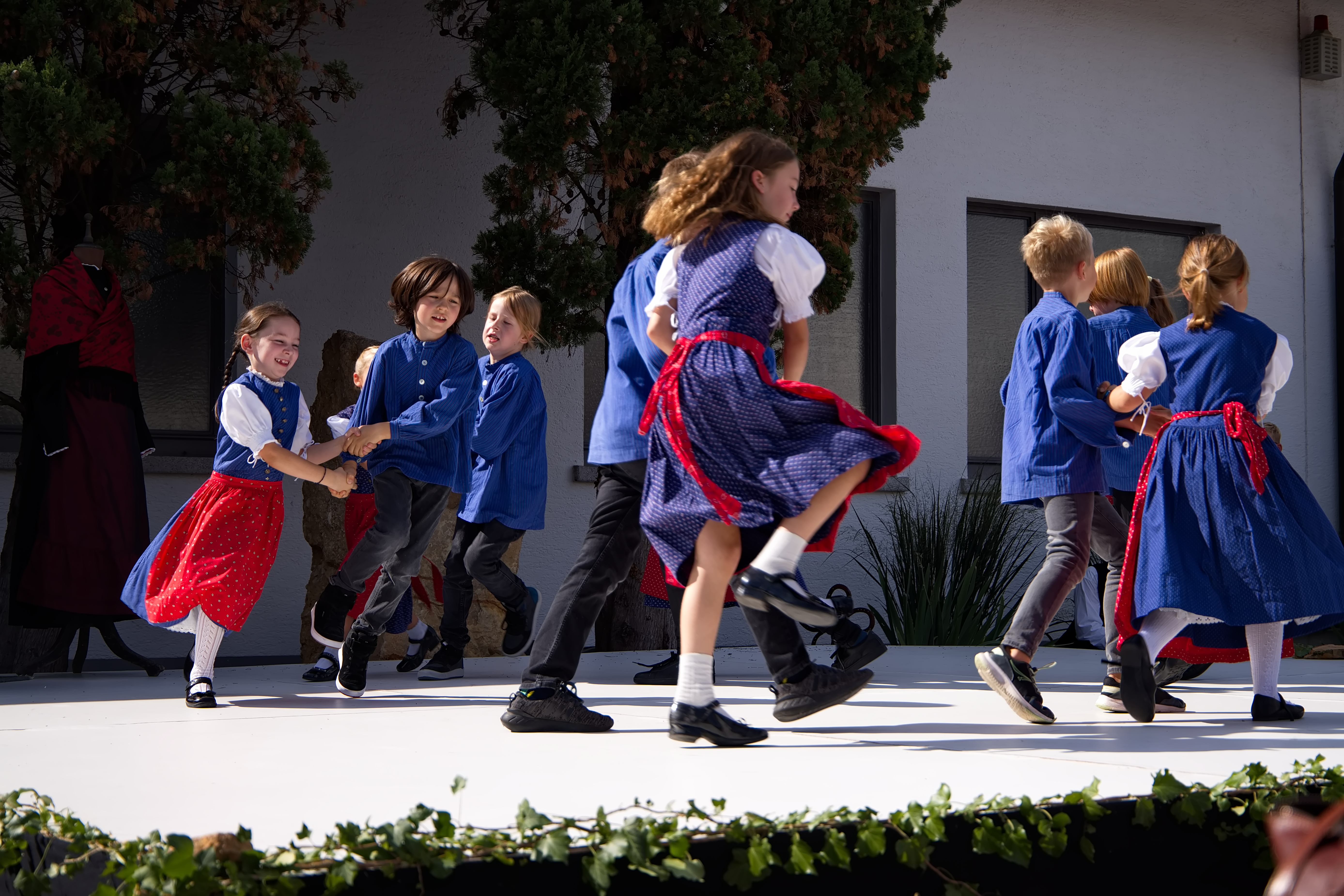 Brauchtumsschau &mdash; Traditionelle Tänze in Küferkluft (Foto: T. Falk)