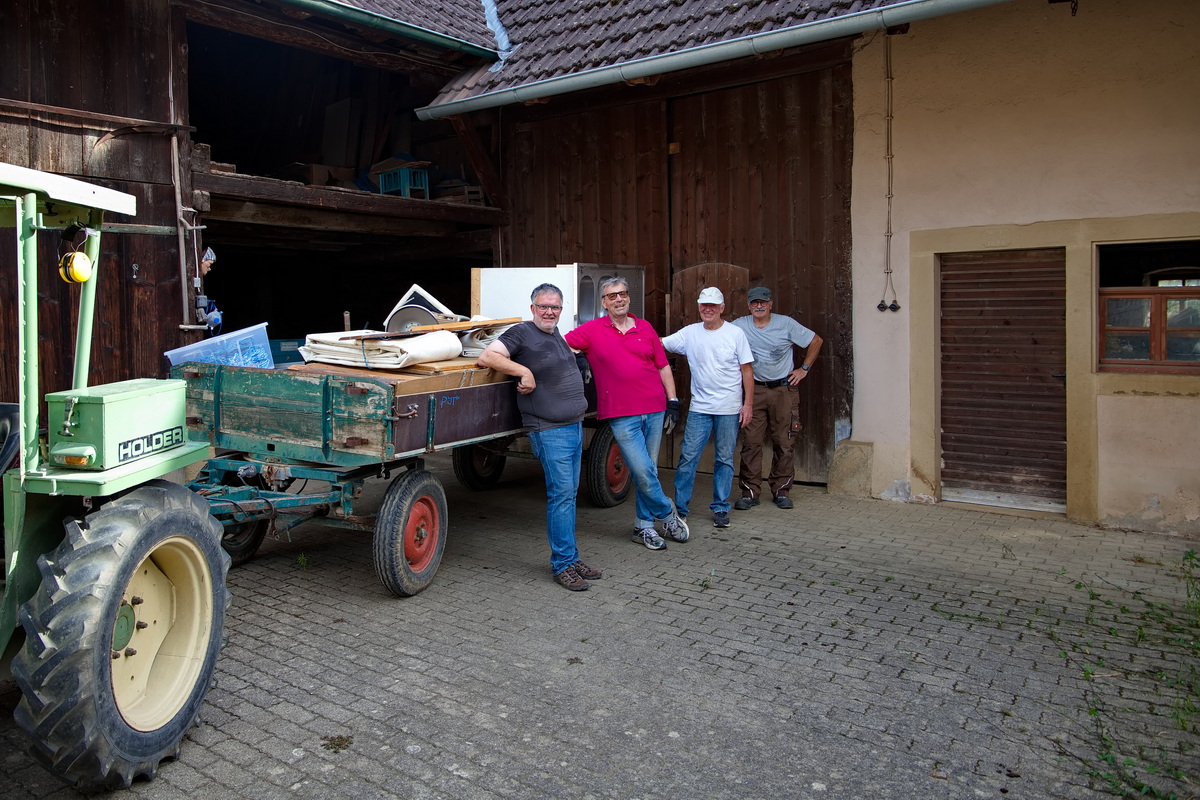 Das Transportteam am geladenen Hänger