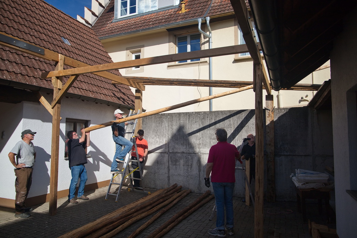 Alle packen mit an beim Laubenbau