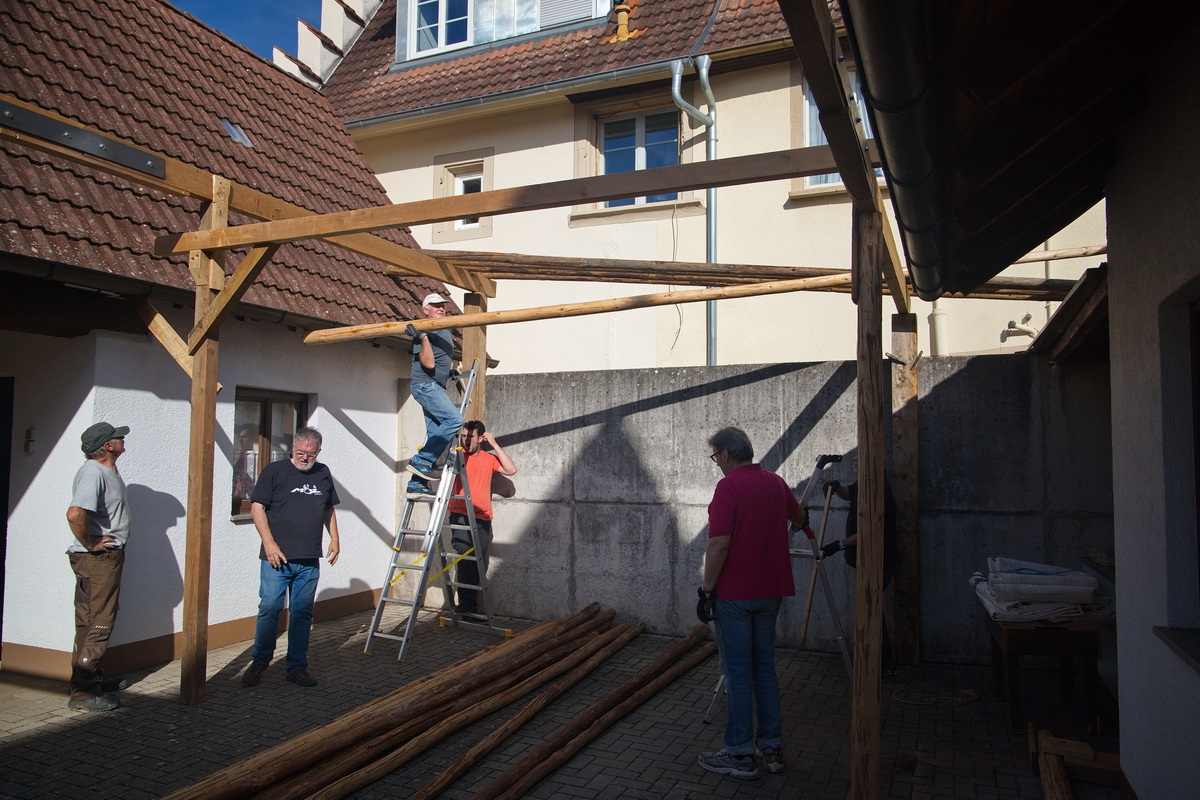 Alle packen mit an beim Laubenbau