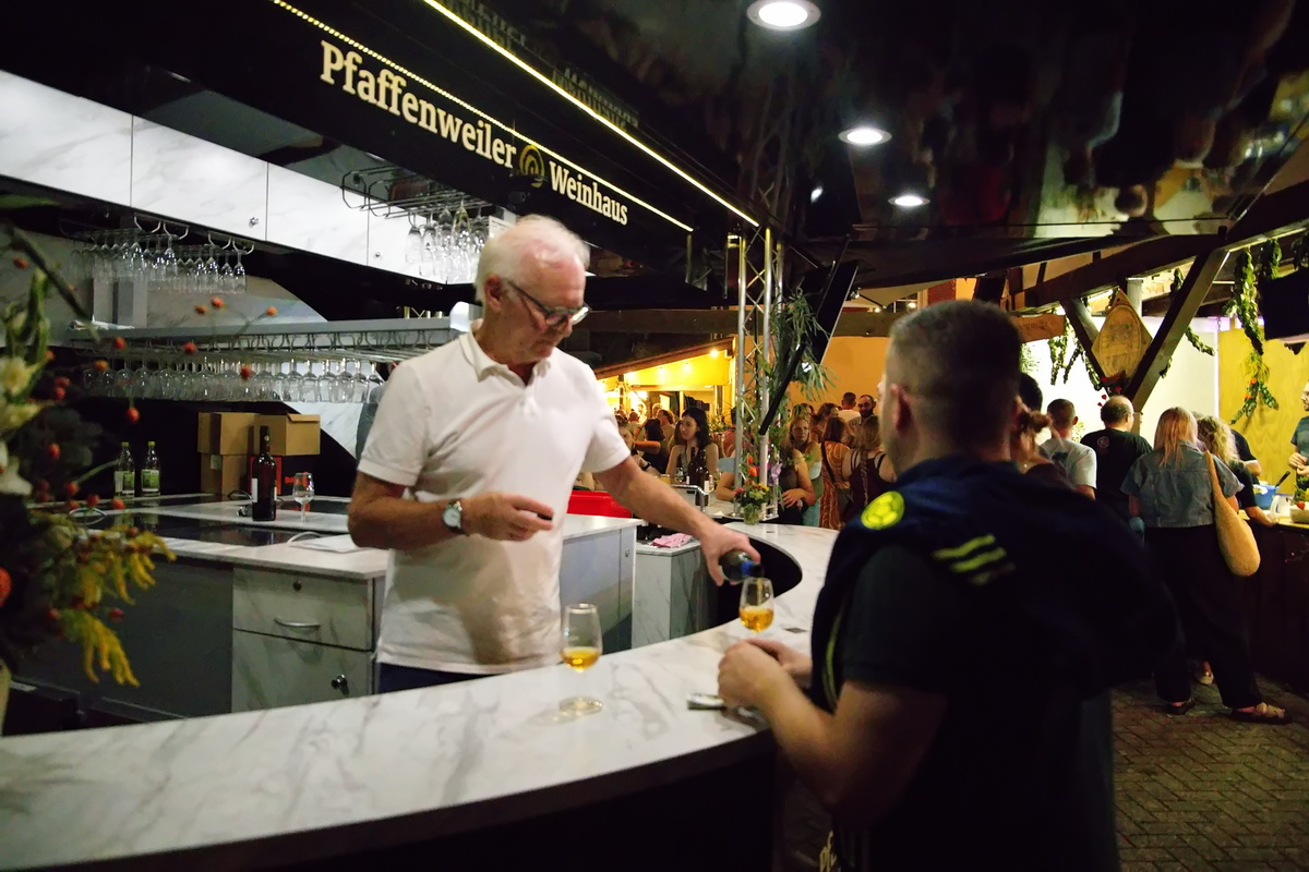 Julius verwöhnt die Kunden am Weinbrunnen