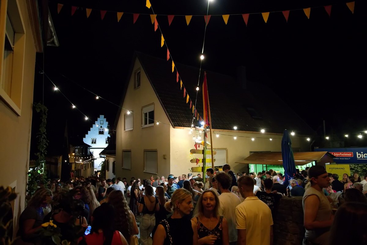 Kapellenstraße Süd. Hintergrund: Stube
