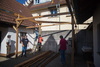 Alle packen mit an beim Laubenbau (thumbnail)